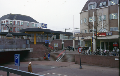 883891 Gezicht op het N.S.-station Houten aan het Onderdoor te Houten.